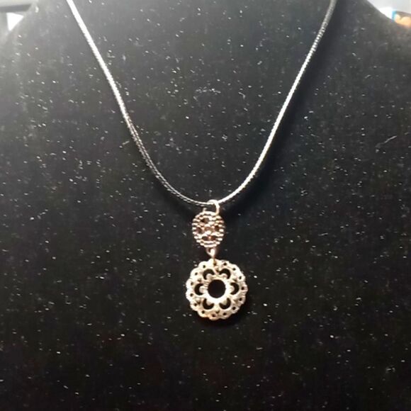 Repurposed necklace - Picture 1 of 3